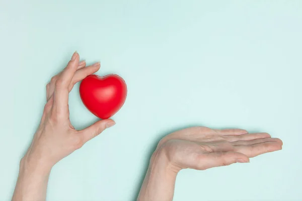Здравоохранение Медицина Благотворительность Крупный План Женских Рук Маленьким Красным Сердцем — стоковое фото