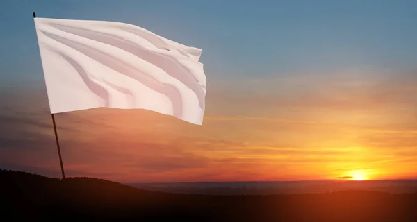 Bílá Vlajka Vlající Větru Stožáru Proti Zapadajícímu Slunci Mraky Bílá — Stock fotografie