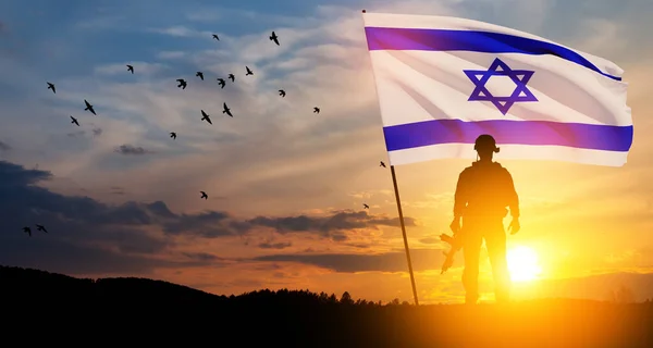 Siluetas Soldados Con Bandera Israel Aves Voladoras Contra Amanecer Desierto —  Fotos de Stock