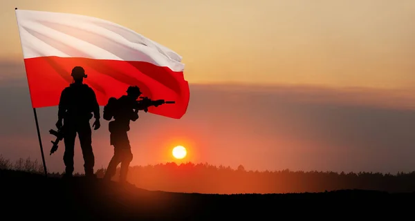 Силуэты Солдат Национальным Флагом Фоне Заката Вооружённые Силы Польши Вооружённые — стоковое фото