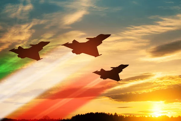 Σκιαγραφίες Αεροσκαφών Έγχρωμα Ίχνη Σημαίας Στο Φόντο Του Ηλιοβασιλέματος Ημέρα — Φωτογραφία Αρχείου