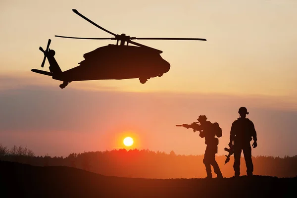 Silhouetten Van Helikopters Soldaten Achtergrond Van Zonsondergang Wenskaart Voor Veteranendag — Stockfoto