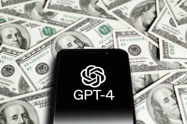 GPT-4 logosu ekrandaki akıllı telefonun üzerinde dolar arkaplanı. GPT-4 OpenAI 'ın bir sohbet robotudur. Moskova, Rusya - 22 Mart 2023.