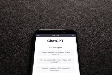 ChatGPT 'nin web sitesi siyah dokulu arka planda akıllı telefon ekranında. ChatGPT OpenAI 'ın bir sohbet robotudur. Moskova, Rusya - 22 Mart 2023.
