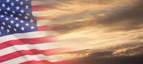 日落或日出背景时 美利坚合众国的国旗在天空中飘扬 独立日 阵亡将士纪念日 老兵日 — 图库照片