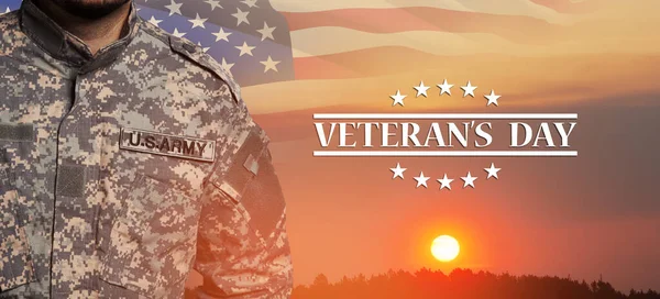 Soldato Usa Uniforme Sullo Sfondo Del Cielo Tramonto Con Bandiera — Foto Stock