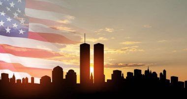 Günbatımında İkiz Kuleler ve ABD bayrağı olan New York silueti. 09.11.2001 Amerikan Vatanseverlik Günü afişi.