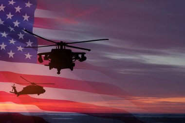 Gün batımının arka planında, şeffaf bir Amerikan bayrağı taşıyan helikopter siluetleri. Gaziler Günü için tebrik kartı, Anma Günü, Hava Kuvvetleri Günü. ABD kutlaması.