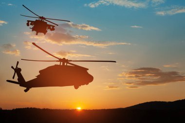 Gün batımının arka planında helikopter siluetleri. Gaziler Günü için tebrik kartı, Anma Günü, Hava Kuvvetleri Günü. ABD kutlaması.