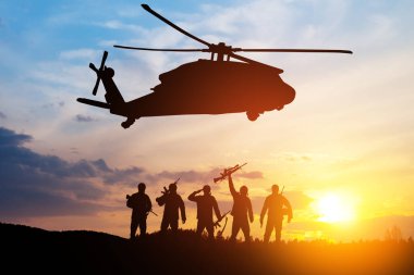 Gün batımının arka planında helikopter ve asker siluetleri. Gaziler Günü için tebrik kartı, Anma Günü, Hava Kuvvetleri Günü. ABD kutlaması.