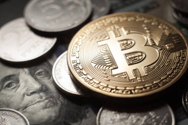 Bitcoin Şifreli Para Sanal Para ve Rus Rublesi Dolar banknotları. Rus Rublesi ile Bitcoin 'in görüntüsünü kapat.
