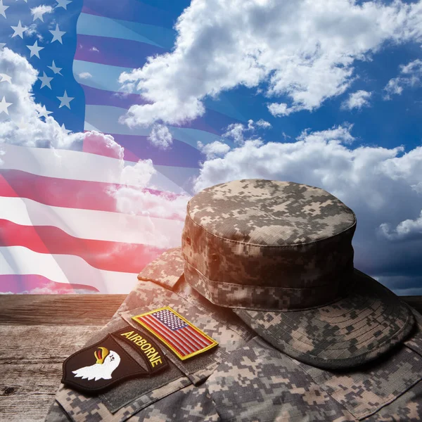 Amerikaanse Militaire Uniform Met Insignes Oude Houten Tafel Blauwe Hemel — Stockfoto