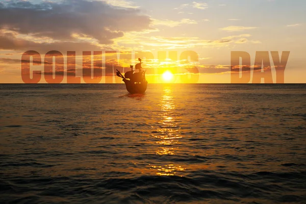 日落时在海浪中航行的帆船 圣玛利亚号帆船哥伦布日的文本在地平线上 — 图库照片