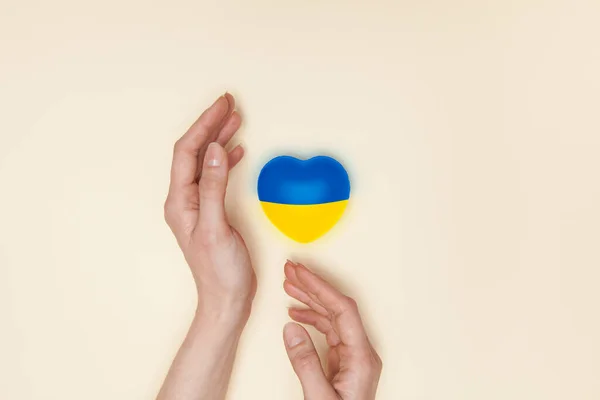 Szív Nyomtatott Nemzeti Zászló Ukrajnai Női Kezekben Lapos Fekvés Fénymásolási — Stock Fotó