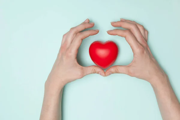 Здоровье Медицина Благотворительность Закрытие Женских Рук Маленьким Красным Сердцем — стоковое фото