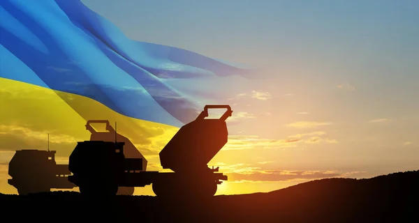 Tüzérségi Rakétarendszer Célja Hogy Naplementekor Ukrán Zászló Több Kilövő Rakétarendszer — Stock Fotó