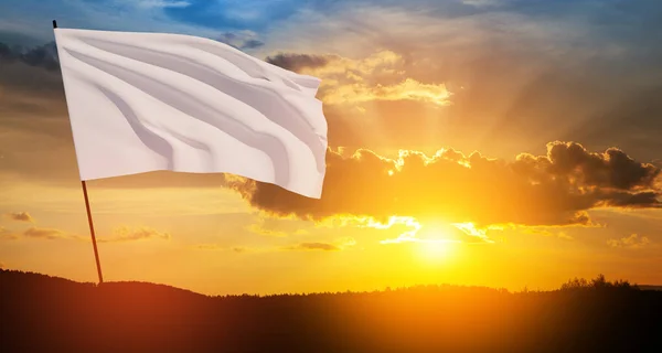 Valkoinen Lippu Heiluttaa Tuulessa Lipputangolla Pilvissä Auringonlaskua Vasten Valkoinen Lippu — kuvapankkivalokuva