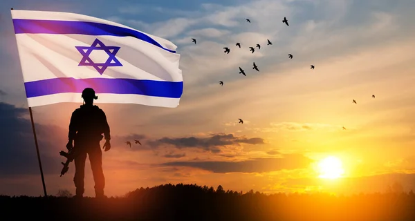 Siluetas Soldados Con Bandera Israel Aves Voladoras Contra Amanecer Desierto — Foto de Stock