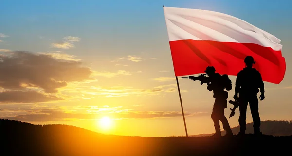 Sylwetki Żołnierzy Flagą Narodową Tle Zachodu Słońca Wojska Polskie Siły — Zdjęcie stockowe