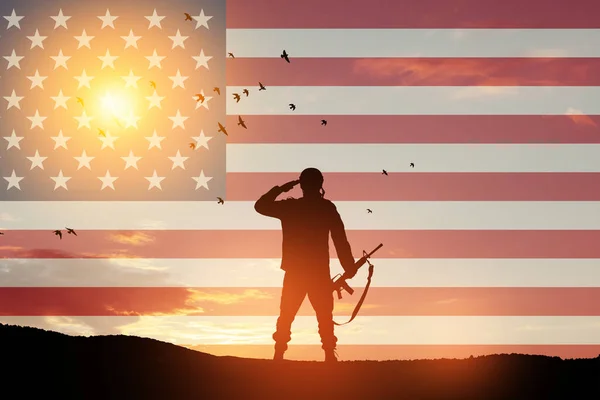 Amerikai Hadsereg Katonája Tiszteleg Naplemente Vagy Napfelkelte Usa Zászlaja Előtt — Stock Fotó