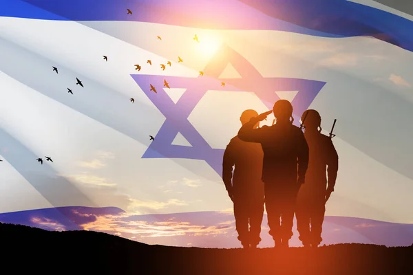 Sylwetki Żołnierzy Salutujących Przed Wschodem Słońca Pustyni Flagą Izraela Koncepcja — Zdjęcie stockowe