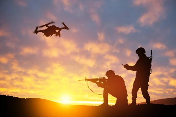 Silhouettes Soldiers Using Drone Laptop Computer Scouting Military Operation Backdrop — Foto de Stock