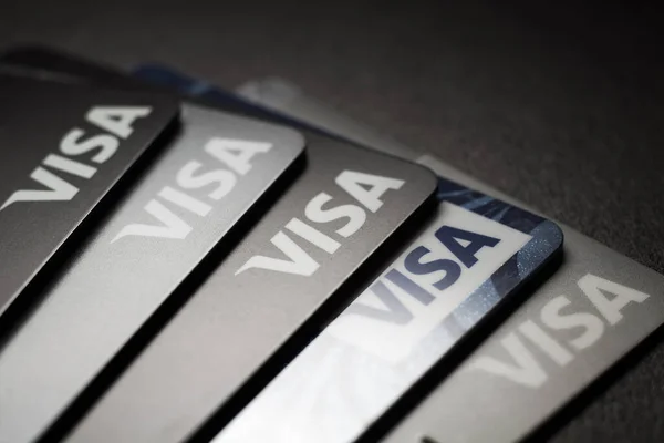 Κοντινό Πλάνο Των Πιστωτικών Καρτών Visa Τοποθετούνται Σκούρο Φόντο Μακρο — Φωτογραφία Αρχείου