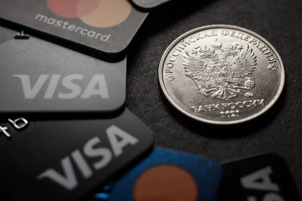 Rublos Rusos Tarjetas Electrónicas Plástico Mastercard Visa Sanciones Financieras Contra — Foto de Stock