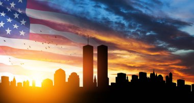 Günbatımında İkiz Kuleler ve ABD bayrağı olan New York silueti. 09.11.2001 Amerikan Vatanseverlik Günü afişi.