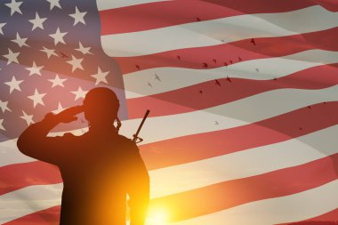 Amerikan askeri, günbatımı, gündoğumu ve Amerikan bayrağını selamlıyor. Gaziler Günü için tebrik kartı, Anma Günü, Bağımsızlık Günü. Amerika kutlaması. - Yakın çekim. 3 Boyutlu Hazırlama.