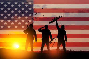 Gün batımının veya güneşin doğuşunun ve ABD bayrağının arka planında Amerikan askerleri. Gaziler Günü için tebrik kartı, Anma Günü, Bağımsızlık Günü. Amerika kutlaması. 3 Boyutlu Hazırlama.