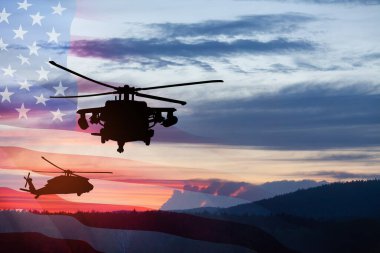 Gün batımının arka planında, şeffaf bir Amerikan bayrağı taşıyan helikopter siluetleri. Gaziler Günü için tebrik kartı, Anma Günü, Hava Kuvvetleri Günü. ABD kutlaması.