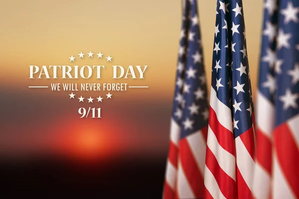 日没の空の背景にアメリカ国旗 テロ攻撃の犠牲者のための祈りと追悼の国民の日 愛国者の日 — ストック写真