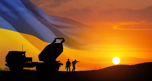 Артилерійська Ракетна Система Спрямована Небо Солдати Заході Сонця Українським Прапором — стокове фото