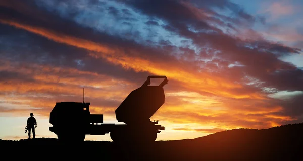 Artillerie Raket Systeem Zijn Gericht Lucht Soldaat Bij Zonsondergang Meerdere — Stockfoto