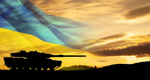 Силуэт Армейского Танка Фоне Заката Неба Украинским Флагом Доставка Огромного — стоковое фото