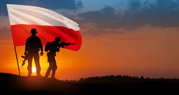 Σιλουέτες Στρατιωτών Εθνική Σημαία Στο Φόντο Του Ηλιοβασιλέματος Πολωνικές Ένοπλες — Φωτογραφία Αρχείου