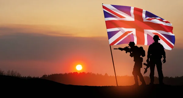 Siluety Vojáků Vlajkou Spojeného Království Pozadí Západu Slunce Pozdrav Den — Stock fotografie