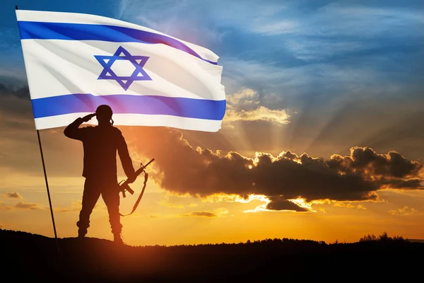 Silueta Soldado Saludando Con Bandera Israel Contra Amanecer Desierto Concepto —  Fotos de Stock