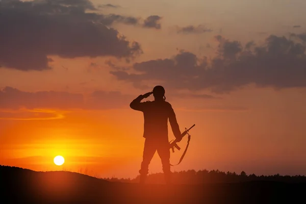 Silhouet Van Een Soldaat Tegen Achtergrond Van Een Zonsondergang Wenskaart — Stockfoto