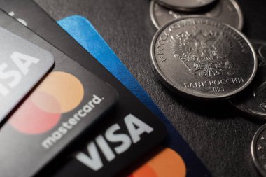 Rus Rublesi, MasterCard ve Visa plastik elektronik kartları. Rusya 'ya karşı mali yaptırımlar. Rublonun çöküşü. 2022 'de Rusya' da kriz ve yaptırımlar. Moskova, Rusya - 14 Mart 2022.