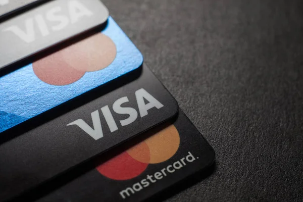 Zbliżenie Kart Kredytowych Visa Mastercard Umieszczone Ciemnym Tle Makro Zdjęcie — Zdjęcie stockowe