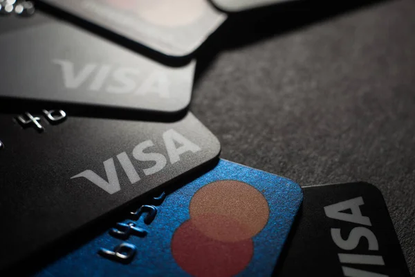 Primer Plano Las Tarjetas Crédito Visa Mastercard Colocadas Fondo Oscuro —  Fotos de Stock