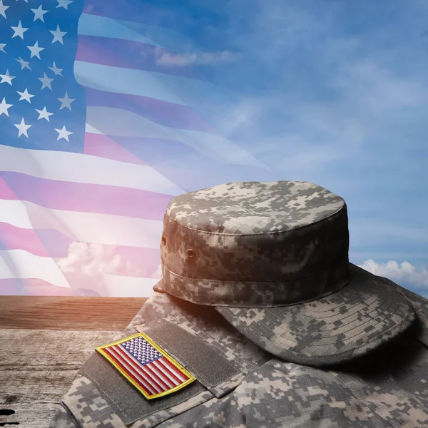 Amerikaanse Militaire Uniform Met Insignes Oude Houten Tafel Blauwe Hemel — Stockfoto