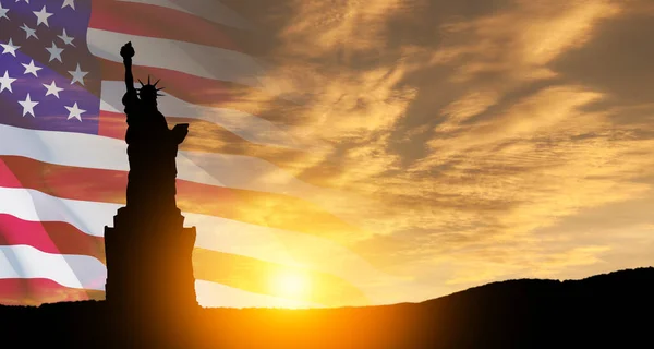 自由女神像的背景是一面巨大的美国国旗和落日的天空 独立日贺卡 美国庆祝活动 — 图库照片