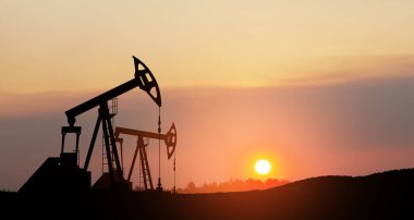 The change in oil prices caused by the war. Oil prices are rising because of the global crisis. Oil drilling derricks at desert oilfield. Crude oil production from the ground. Petroleum production.