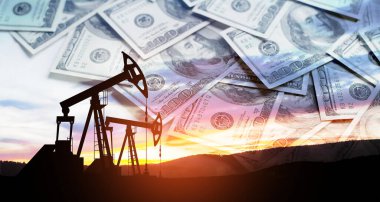 Petrol fiyatları konsepti. Petrol, petrol ve ham petrol konsepti. Amerikan dolarlarının arka planında petrol pompası. Dolar ve benzin pompaları.