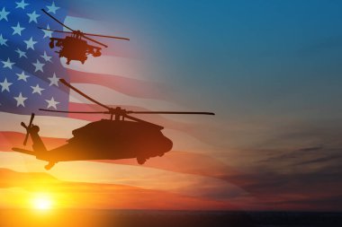 Gün batımının arka planında, şeffaf bir Amerikan bayrağı taşıyan helikopter siluetleri. Gaziler Günü için tebrik kartı, Anma Günü, Hava Kuvvetleri Günü. ABD kutlaması.