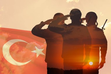 Bir askerin siluetinin ve gün batımının ya da Türkiye bayrağının karşısında güneşin doğuşunun iki kez görülmesi. Savaş krizi ve çatışmalar kavramı. Türk Silahlı Kuvvetleri Günü için tebrik kartı, Zafer Günü.