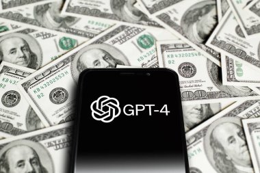 GPT-4 logosu ekrandaki akıllı telefonun üzerinde dolar arkaplanı. GPT-4 OpenAI 'ın bir sohbet robotudur. Moskova, Rusya - 22 Mart 2023.